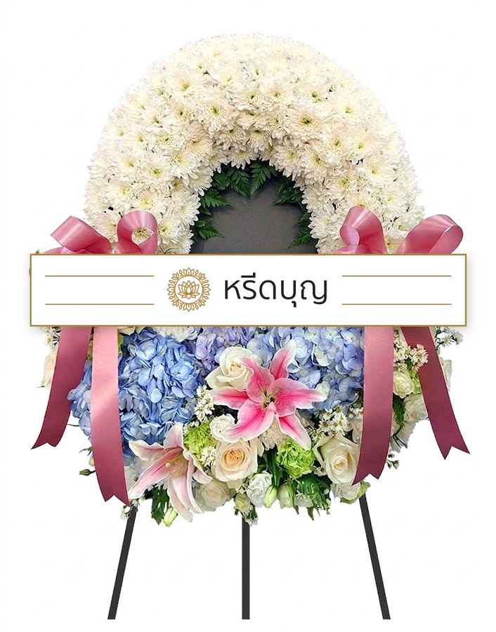 พวงหรีดดอกไม้สดทรงกลม โทนสีขาว ฟ้า ชมพู และเขียว พร้อมโบสีชมพู